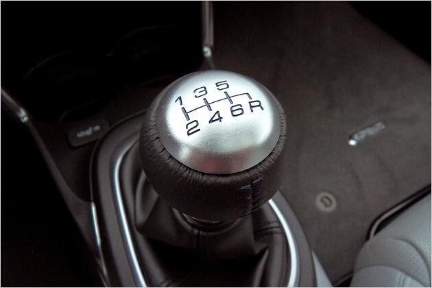 Ungewöhnlich für ein Hybridauto: Die Sechsgang-Schaltung. In Japan gibt es daneben auch eine CVT-Automatik