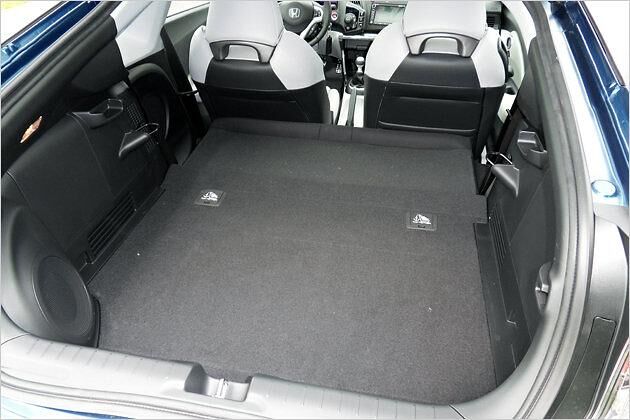 Nach dem Umklappen und dachhoch beladen passen knapp 600 Liter in den CR-Z - nicht gerade viel