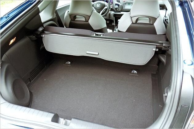 In den Kofferraum passen 225 Liter (bis zur ausziehbaren Gepäckraumabdeckung gemessen)
