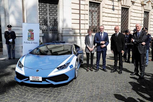 Lamborghini-Chef Stefano Domenicali übergab den Supersportler höchstpersönlich