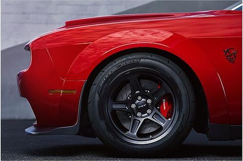 Im Normalzustand fährt der Demon auf 18-Zöllern mit 315er-Walzen rundum. Die Bremsen sind im Vergleich zur Hellcat kleiner geworden