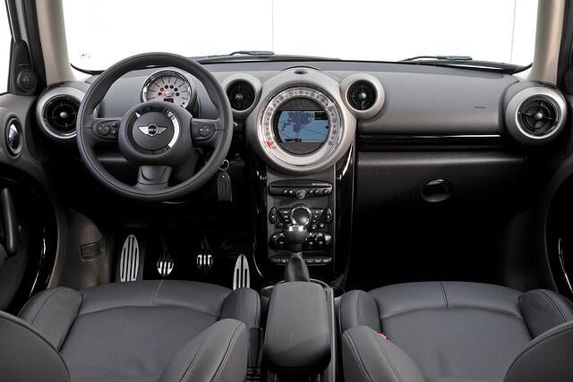 Das Cockpit ist sehr verspielt, aber nur mäßig gearbeitet