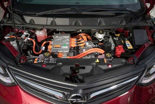 Genaue Werte für die Ladedauer nennt Opel nicht, doch in weniger als acht Stunden ist der Ampera-e per Wallbox oder am Straßenrand nicht voll zu kriegen. 