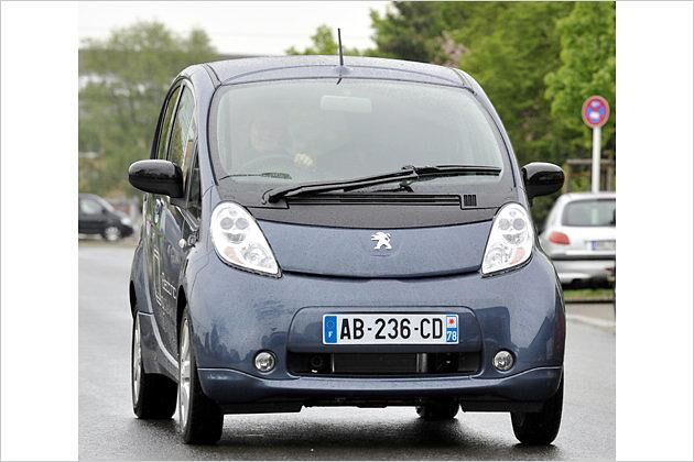 3,48 Meter Länge für den Stadtverkehr: Der Peugeot iOn surrt auf schmalen Reifen durch den Verkehr