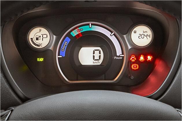 Ausgesucht übersichtlich: Die Instrumente des iOn. Oben links wird die Batterie-Kapazität angezeigt - allerdings werden die noch minimal zu erreichenden Kilometer nicht angegeben