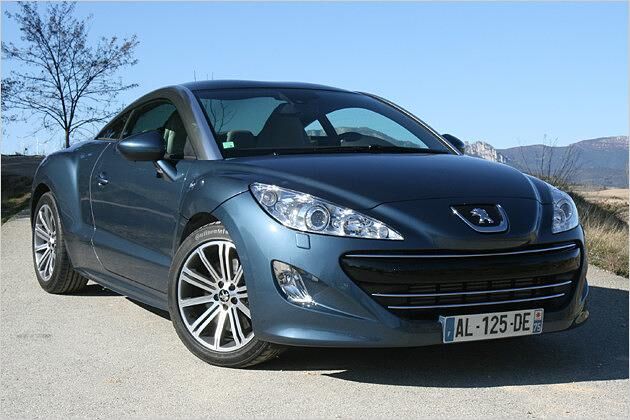 Die Scheinwerfer sind weit in die Karosserie hinein gezogen