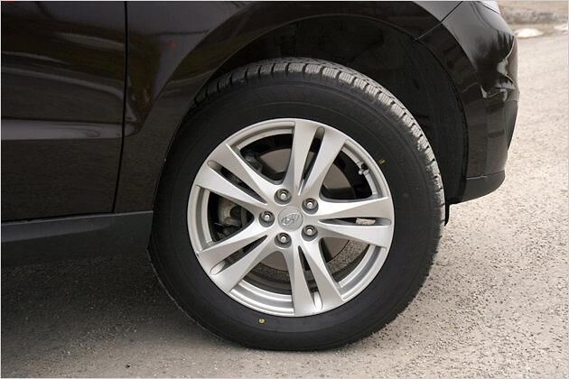 Die vorderen Bremsscheiben haben einen Durchmesser von jeweils 321 Millimeter