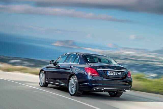 Das breite, auffällige Heck trägt ähnlich schräge LED-Rückleuchten wie die neue S-Klasse