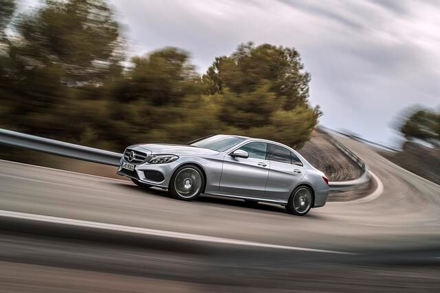 Sie übernimmt das moderne Markengesicht, wahlweise mit Zentralstern im Kühlergrill oder dem Klassiker auf der Motorhaube