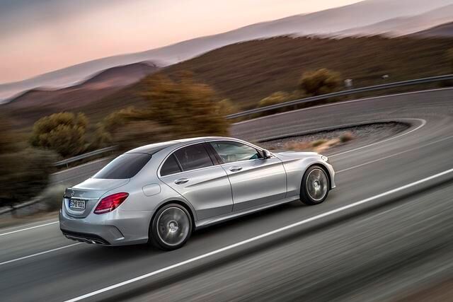 Mit 33.558 Euro liegt der Einstiegsbenziner C180 lediglich 300 Euro über dem alten Modell