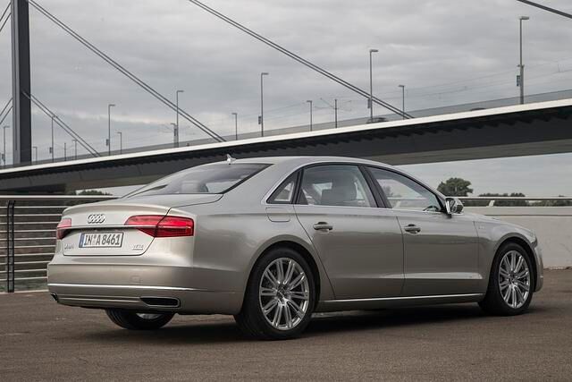 Audi A8-Interessenten werden ab November eine überarbeitete Luxuslimousine für mindestens 74.500 Euro in den Schauräumen der Händler vorfinden.
