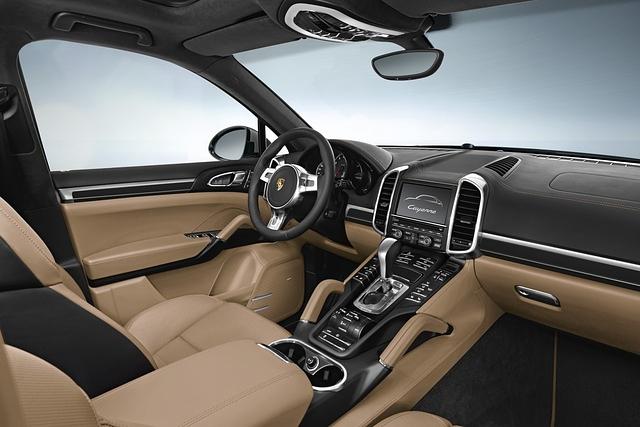 Innen gibt es Leder in zwei Farben