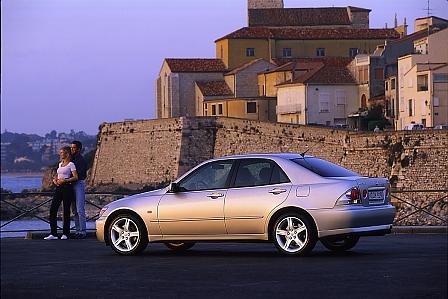 Lexus IS 200 rollt ab 1999 von den Bändern.