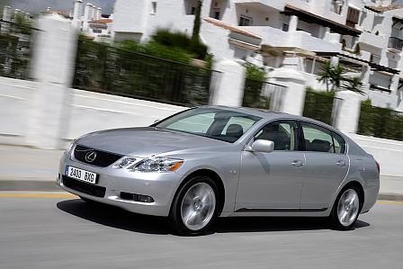 Lexus GS 450h wird ebenfalls von einem kraftvollen Hybridantrieb auf Touren gebracht.