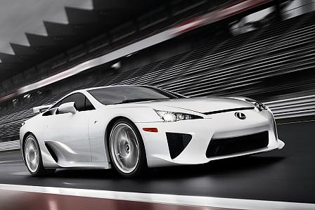 Supersportwagen LFA wird von einem V10-Triebwerk über den Asphalt gepeitscht.