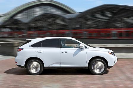 Lexus RX450h ist mit 299 PS unterwegs und bläst weniger Kohlendioxid in die Luft als der vergleichbare Konkurrent aus Süddeutschland.