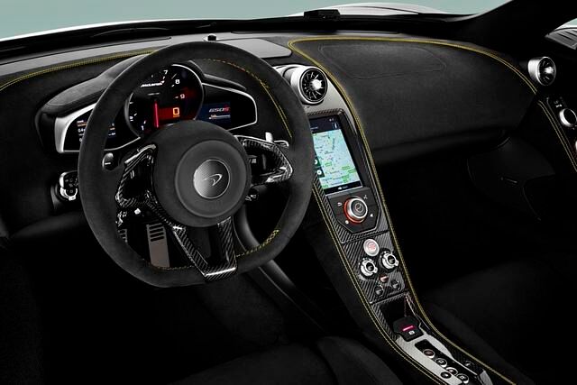 Der Innenraum ist sportlich-nüchtern