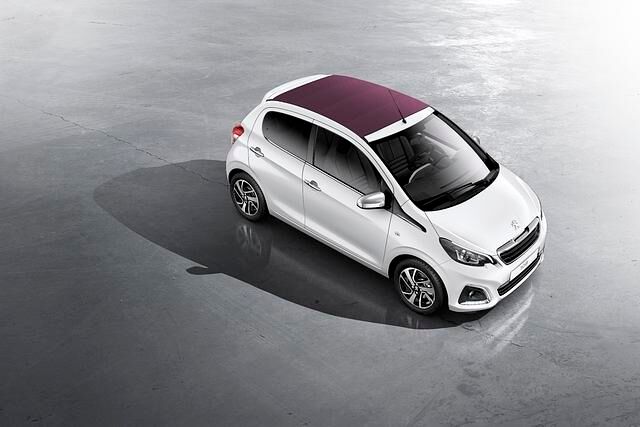 Erstmals gibt es nicht nur eine drei- oder fünftürige Limousine, sondern auch eine Art Cabrio mit Stoff-Rolldach, wie man es vom Fiat 500 C kennt.