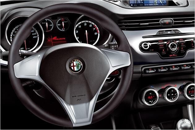 Sportliches Dreispeichen-Lenkrad und kreisrunde Instrumente in Röhren