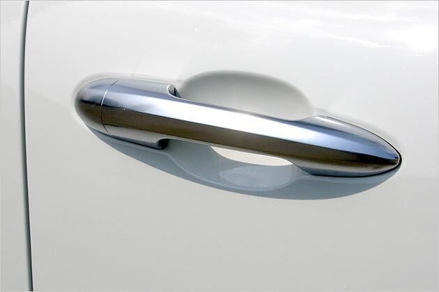 Elegante Alu-Griffe für die vorderen Türen ...