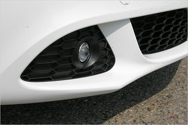 Die unteren Lufteinlässe sind in Wabenoptik gehalten