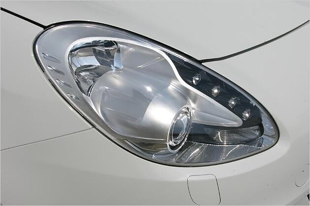 Serienmäßig gibt es das in die Hauptscheinwerfer integrierte LED-Tagfahrlicht