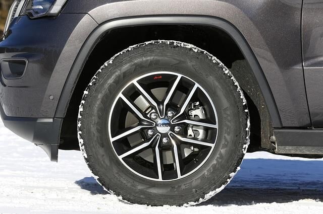 Der Trailhawk trägt 18-Zoll-Pneus mit kevlarverstärkten Seitenwänden