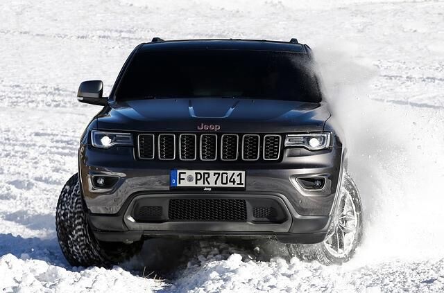 Damit größere Steine oder Äste nicht den Tank oder die Vorderachsaufhängung beschädigen, ist das Fahrzeug natürlich ab Werk mit einem Unterbodenschutz ausgestattet