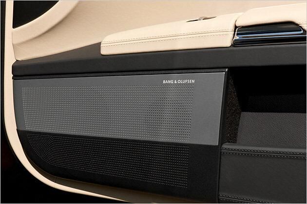 ... und großen Basslautsprechern unten in den Türen