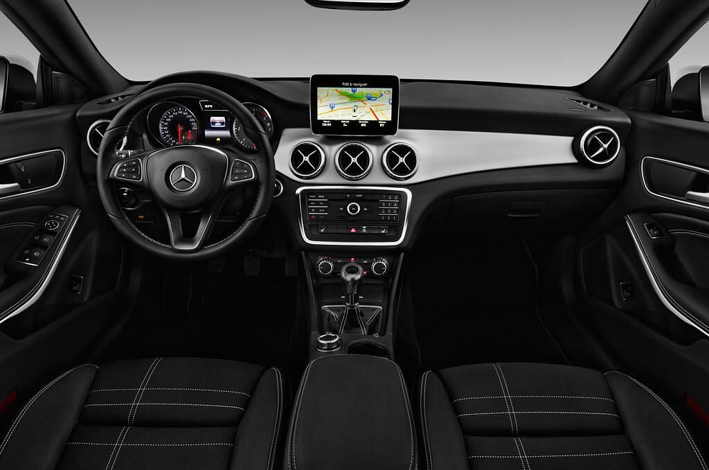 Mercedes CLA (Baujahr 2017) - 4 Türen Cockpit und Innenraum