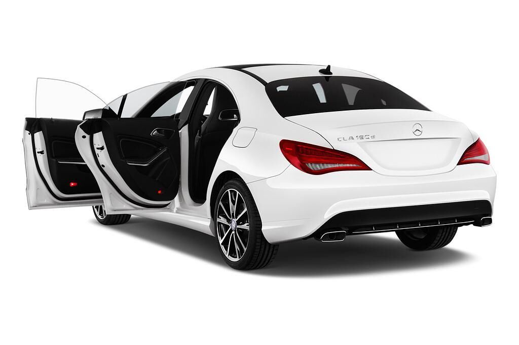 Mercedes CLA (Baujahr 2017) - 4 Türen Tür geöffnet