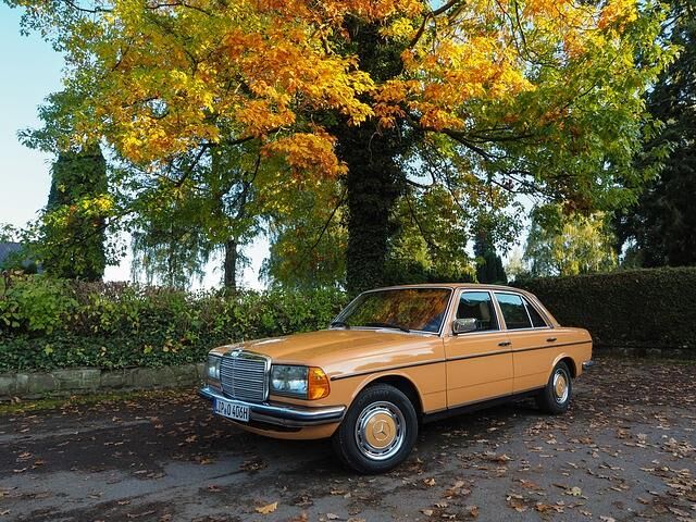 Es fühlt sich wohlig an, in Tateinheit mit der weichen Federung und den 14-Zöllern der Siebziger-Serie über Frostplatzer zu schweben