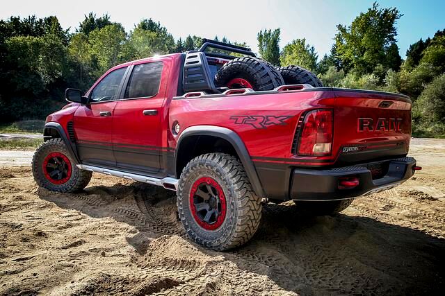Von seinen Riesenreifen trägt der Ram Rebel TRX sogar zwei huckepack