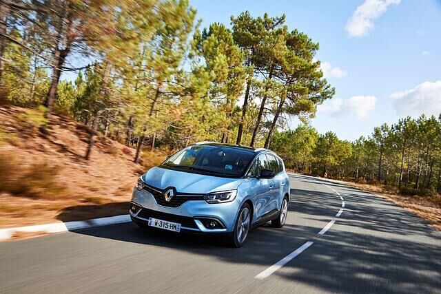 Der Neue geht auf den ersten Blick als kleiner Bruder des großen Van Espace durch