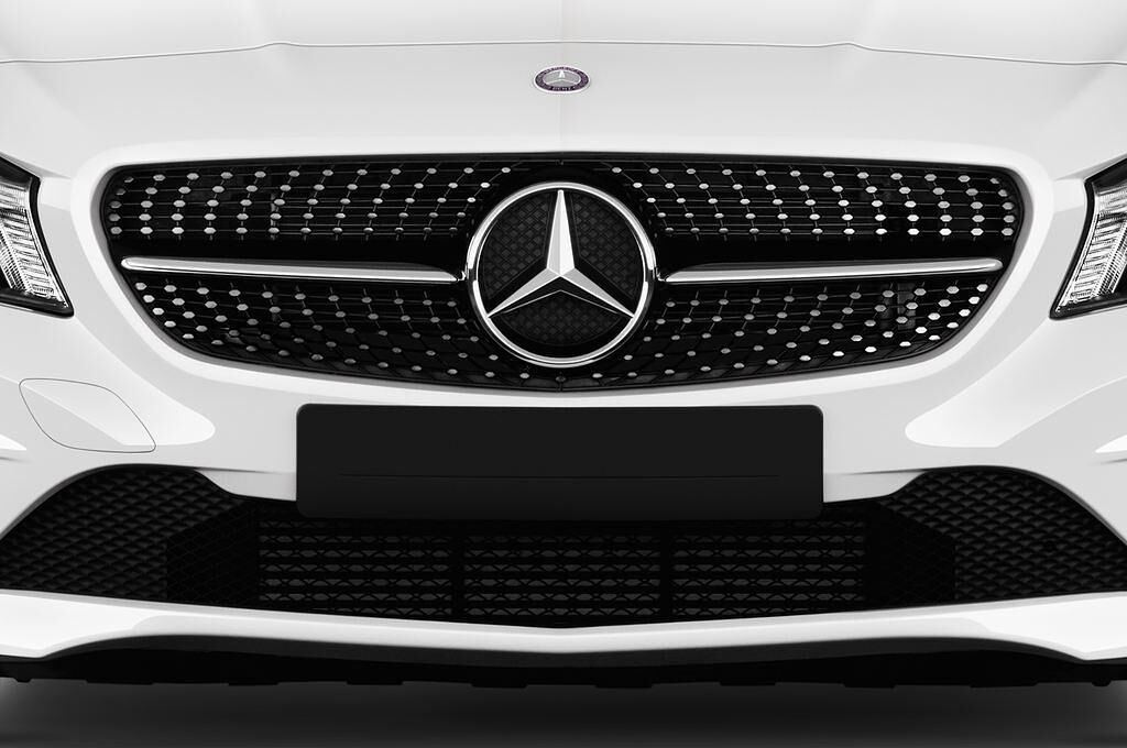 Mercedes CLA (Baujahr 2017) - 4 Türen Kühlergrill und Scheinwerfer
