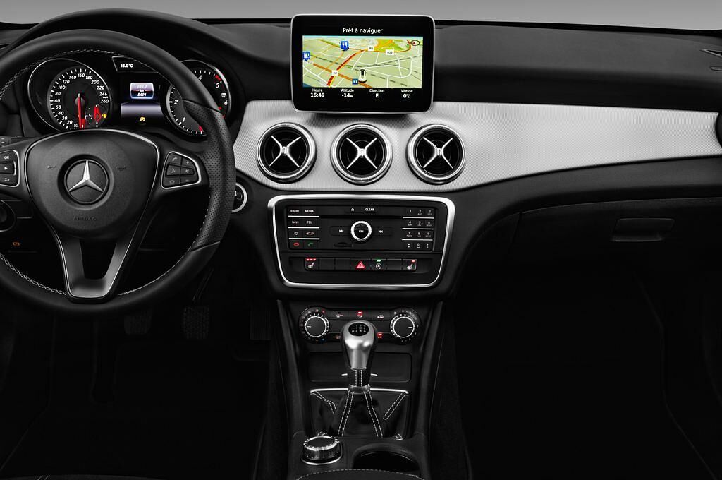 Mercedes CLA (Baujahr 2017) - 4 Türen Mittelkonsole