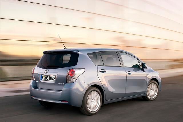 Das eher biedere Äußere des 4,44 Meter langen Toyota Verso kann sich nicht mit stylisch geformtem Blech in SUV-Manier messen