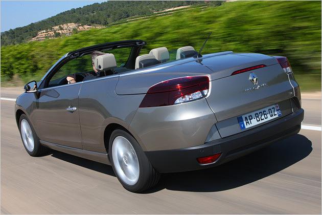 Dunkle Leuchten bestimmen das Heck