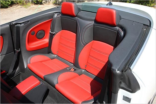 ... ohne Windschott können zwei Gäste im Fond reisen