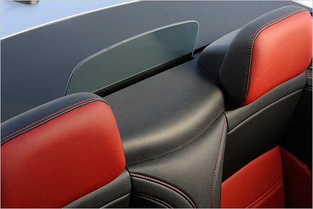 Neu: Zwischen den Kopfstützen steht ein kleiner Windabweiser