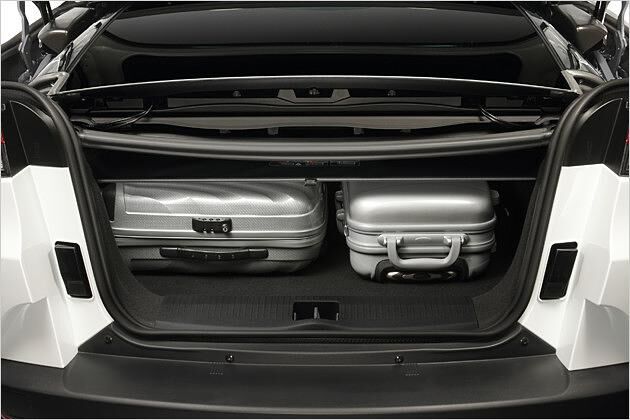 Dank der niedrigen Kante lassen sich Koffer bequem einladen ...