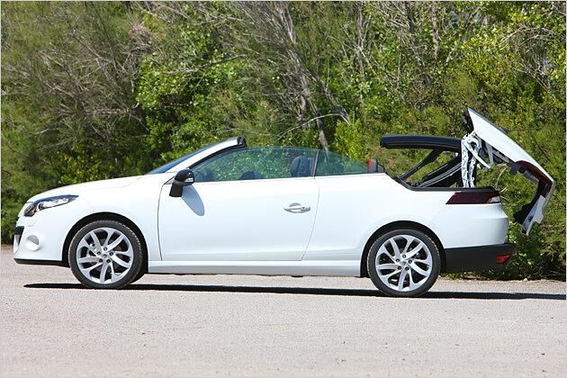 ... in den Kofferraum ...