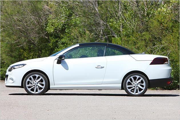 Das zweiteilige Dach kann nur im Stand geöffnet oder geschlossen werden