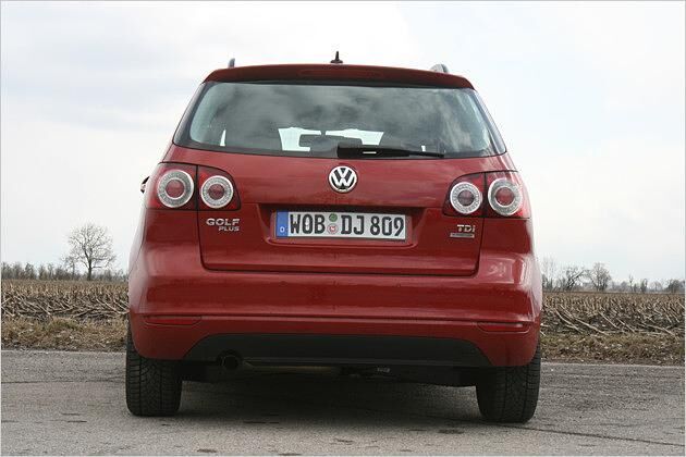 Hinweise auf der Kofferraumklappe auf das sparsame Modell