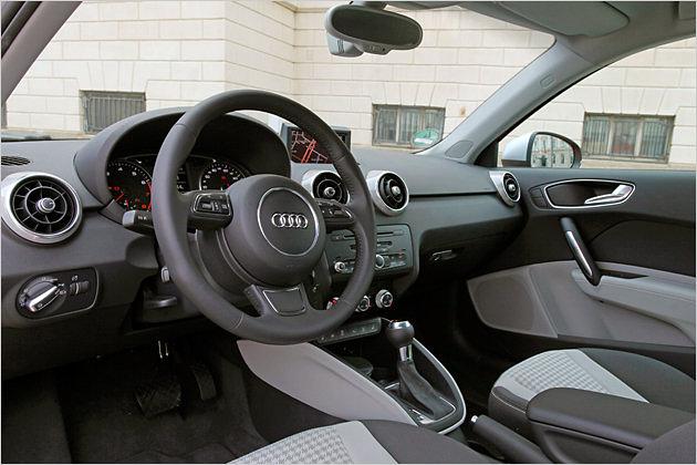 Interieur: Luftausströmergehäuse, Sitzmittelbahnen, Türinnenseiten und Elemente an der Mittelkonsole können farblich aufeinander abgestimmt werden