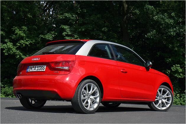 Die farblich abgesetzten Dachbögen kosten 350 Euro Aufpreis. Sie entstehen durch einen zweiten Lackiervorgang. Bei Kratzern kommt darunter also die Hauptfarbe zum Vorschein