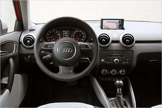 Etwas düster: Das Armaturenbrett selbst ist stets in Schwarz gehalten