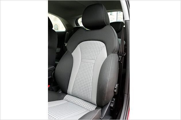 Guter Seitenhalt: Die Sportsitze sind an den senkrecht unterteilten Sitzmittelbahnen zu erkennen