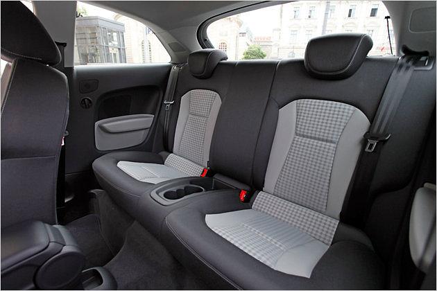 Im Fond gibt es nur zwei Sitze und keine versenkbaren Scheiben