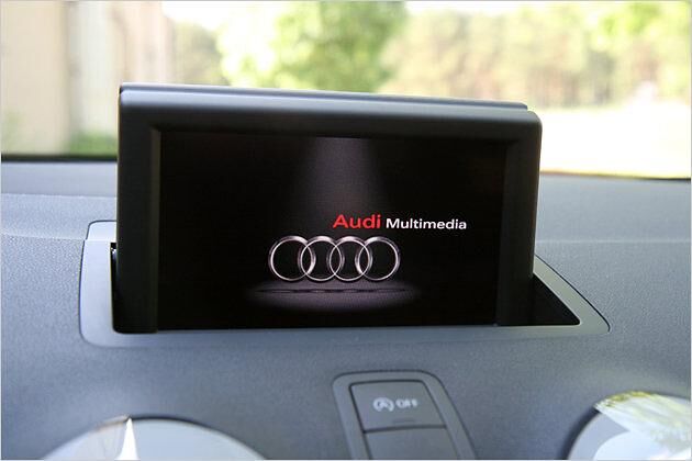 MMI Navigation Plus: Das Festplatten-Navi mit ausfahrbarem 6,5-Zoll-Display kostet happige 2.650 Euro